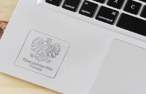 Wygrawerowany orzeł na darmowych laptopach dla uczniów