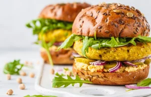 "Burger" i "stek" nie mogą być roślinne? PE podejmie decyzję