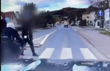 [Wideo] Motocyklista wjechał prosto w pieszego pomimo dożywotniego zakazu