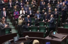 Politycy PiS witają oklaskami przestępcę wchodzącego do sali plenarnej sejmu