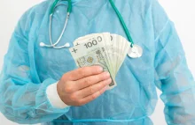 Ile średnio zarabiają lekarze w Polsce? Obecnie to już ponad 180 zł za godzinę