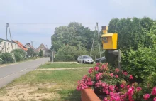 Sołtyska ustawiła w swoim ogrodzie fotoradar. "Kierowcy zwalniają"
