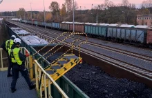 Przemyt papierosów w pociągu z Białorusi. Kartony ukryli w wagonie węgla