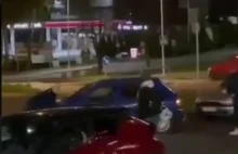 Kobieta rusza i jedzie autem z ochroniarzem na masce!