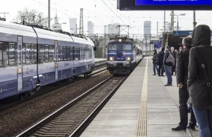 Usłyszeli, że pociąg ma opóźnienie. Wyszli, a skład odjechał z ich bagażami