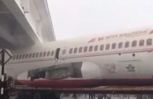 Samolot zablokował się pod mostem... Jak do tego doszło? [WIDEO]