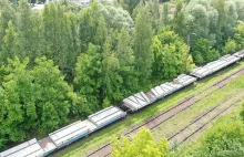 Tramwajowy plac w kawałkach przyjechał z Krakowa do Warszawy