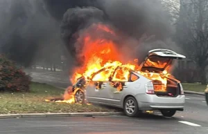 Dwie hybrydowe Toyoty doszczętnie spłonęły po zderzeniu