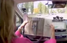 Dziennikarka onetu czyta gazetę w czasie jazdy samochodem i prowadzenia wywiadu