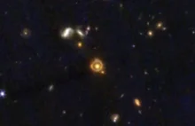 Pierścień Einsteina pokazują, jak zachowuje się ciemna materia...