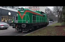 Przejazd lokomotywy SM42 ulicą w Kołobrzegu