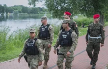 Amerykańscy żołnierze patrolują polskie miasto razem z Policją