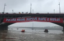 Wielki baner z napisem "Polska kupuje ropę od Rosji" na Moście Poniatowskiego