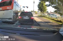 Kierowca z bmw próbuje otworzyć autobus na skrzyżowaniu