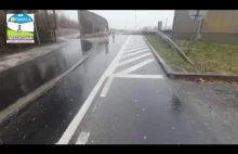 Groźny wjazd do Wieliczki. Kierowcy niszczą felgi na ścieżce rowerowej.