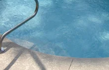 Dwulatek wpadł do basenu. Lekarze walczą o jego życie