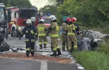 Zderzenie ciężarówki i samochodu osobowego. Dwie osoby spłonęły żywcem.