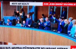 Ukraiński polityk oddaje salut hitlerowski w austriackim parlamencie.
