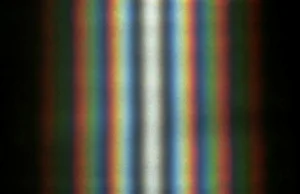 Jeden foton i dwie szczeliny. Cząstka czy fala?