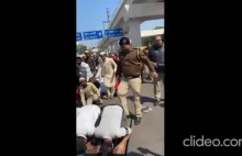 Policjant w Indiach skopał tyłki modlących się muzułmanów na ulicy