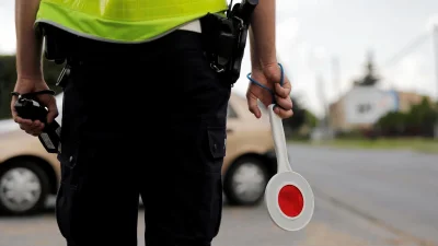 Policja "siłą wyciągnęła" kierowcę z auta. Świadkowie myśleli, że był pijany