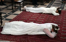Dwie kobiety leżały przed ołtarzem. Niezwykła uroczystość w Krakowie