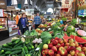 Globalnie ceny żywności spadły o 20%. W polskich sklepach nadal jednak galopują