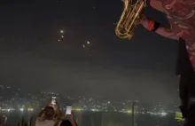 Imprezujący Libańczycy obserwują pociski lecące na Izrael