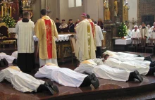 Polski Kościół wyświęca kapłanów. W niektórych diecezjach tylko po jednym.