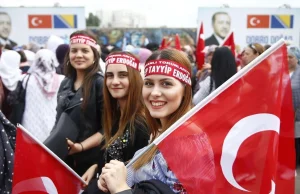 Boom na małżeństwa mieszane w Turcji. Kobiety mają konkurencję z zagranicy.
