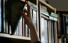 Pisarze będą zarabiać więcej. Zmiany w rozliczeniach z bibliotekami