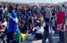 Lampedusa. Migranci z Afryki przypływają łodziami. Władze rozpoczynają relokację