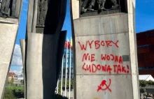"Wybory nie, wojna ludowa tak!" Sierp i młot na pomniku przy stoczni w Gdańsku