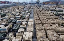 Ogromna ilość amerykańskiego sprzętu wojskowego ustawiona w polskim porcie