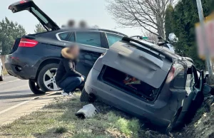 Pęcice. "Wyprzedzali się, zajeżdżali sobie drogę". Po zderzeniu dwa auta wpadły