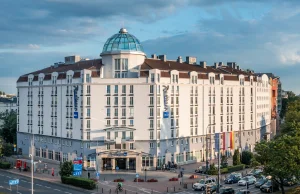 Mieszkańcy określili go "Koszmarem". Dziś Hotel Sobieski ma nową, białą elewacją