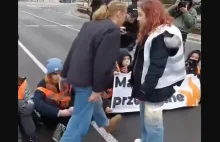 Konkretna babka postanowiła sama rozwiązać problem z aktywistami [WIDEO]