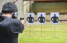 Policjanci ćwiczyli na strzelnicy, pocisk trafił w głowę kobietę poza strzelnicą