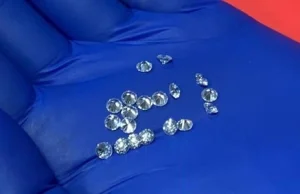 W skarpetce przemycała diamenty warte prawie milion złotych - RMF 24