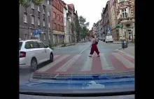 Kierowca ubera prawie potrącił młodą kobietę