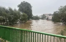 Przerwanie wałów w Jeleniej Górze. Ktoś użył do tego... koparki