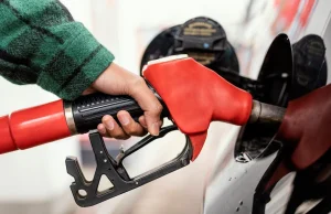 Benzyna w hurcie najtaniej od 2022, a w detalu ani drgnie
