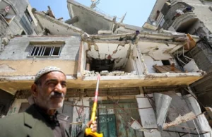 Palestyński chłopiec przeżył gdy Izrael zbombardował jego dom rodzinny…