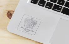 Darmowe laptopy dla uczniów z grawerunkiem. Dziwne wytłumaczenie rządu