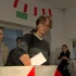 Prawybory w IV LO w Toruniu, młodzież zamiata podłogę PiSem