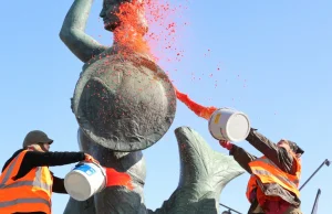 Pomnik Syrenki oblany farbą. Prokuratura podjęła działania
