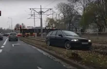 Brawurowa jazda starym BMW zakończona na torach tramwajowych