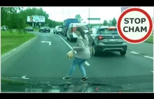 Kobieta wchodzi pod samochód - o włos - ku przestrodze