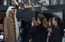 Wpadka na pokazie robota Saudyjczyków. Muhammad sięgnął do pośladków reporterki.