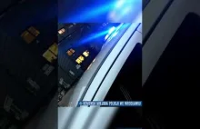 Policjant zatrzymuje Gruzina z fałszywym prawem jazdy.